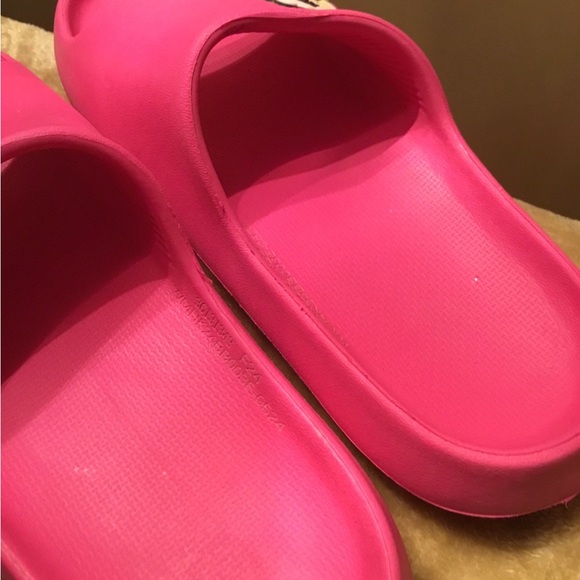 🩷🖤🌸 Hello Kitty Slides 🖤🩷🌸 Rainbow Design / Kitty Hot Pink / Gently Loved - Picture 4 of 10